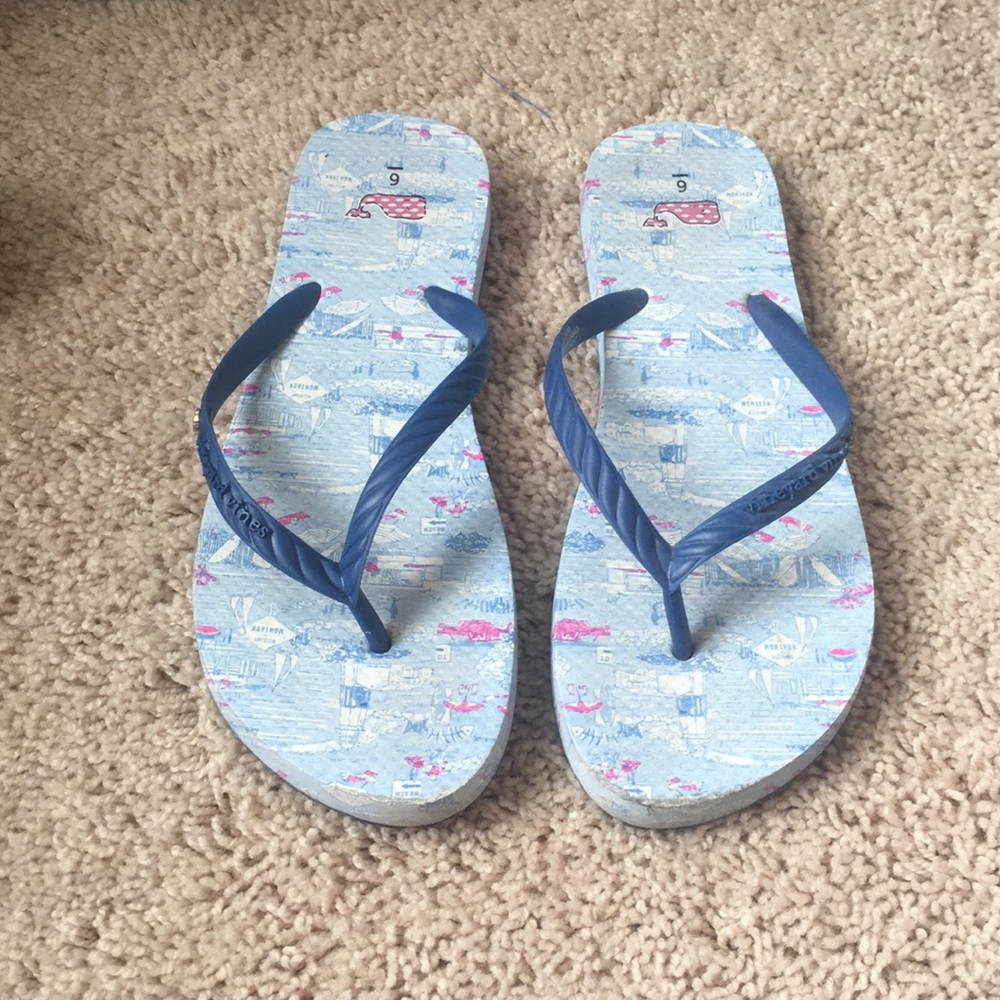 Vineyard vines flip flops.